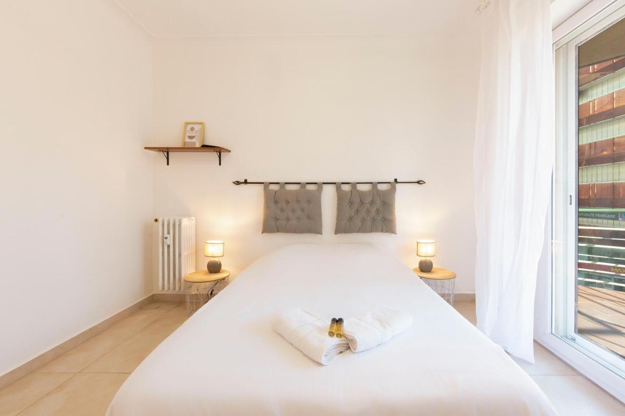 Robert Soleau Bright Design Flat Center Of Apartment *